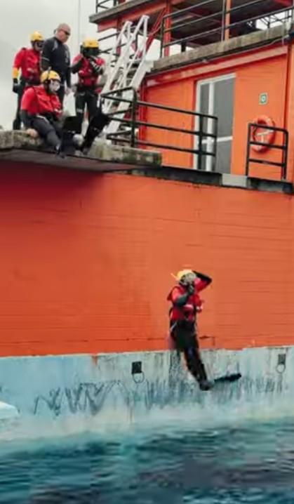 Imagen Salto al agua nadador de rescate SAR