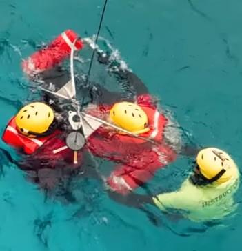 Image SAR swimmer: Rescue basket
