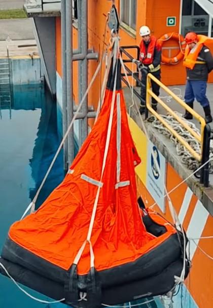 Imagen Arriado y puesta a flote de balsa pescante