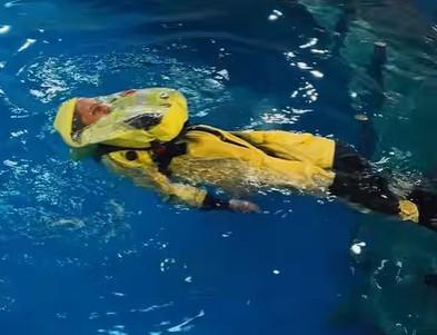 Imagen Activación y uso del chaleco salvavidas con capucha antirociones